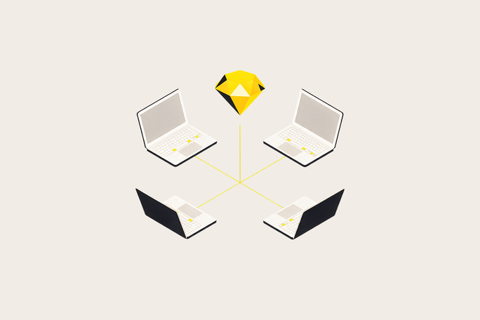 Ilustrim i katër laptopëve të hapur të rregulluar në një rreth rreth një forme të verdhë gjeometrike të perlës qendrore. Vijat e holla të verdha lidhin secilin kompjuter me objektin qendror, duke sugjeruar rrjetëzim ose burime të përbashkëta. Dizajni përdor një stil të pastër, minimalist me një sfond të çelët dhe hije delikate. Kompozimi i përgjithshëm përcjell bashkëpunim, lidhshmëri dixhitale dhe teknologji moderne.